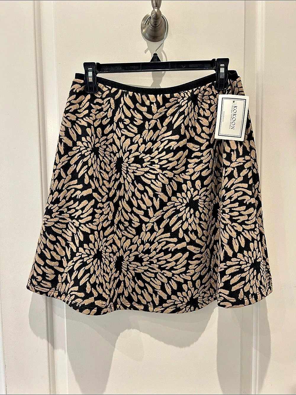 KOKOON Abstract Print A-Line short Skirt in Black & Tan Size Large NWT.